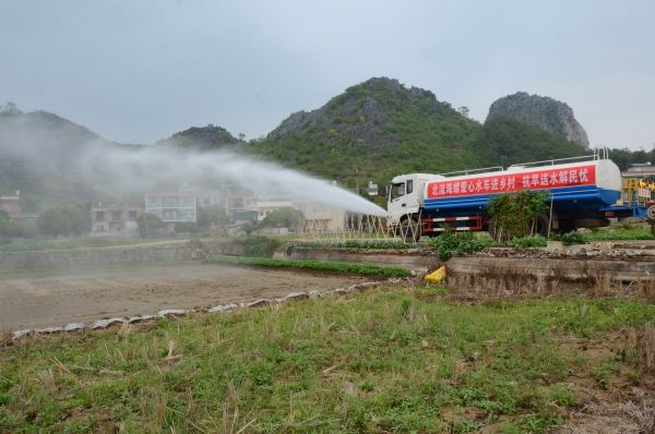 北流海螺開展愛心水車進鄉(xiāng)村活動，幫助群眾澆灌土地_副本